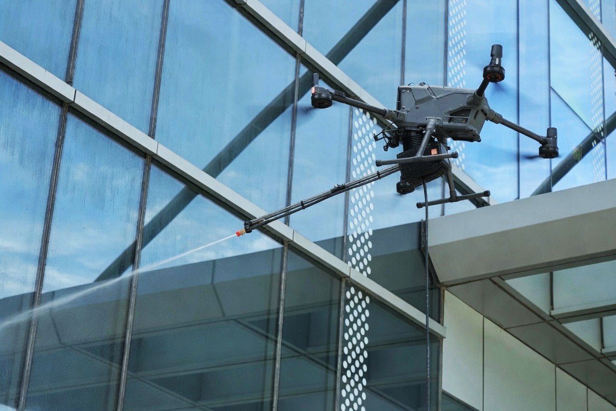 Dron DJI Matrice 400 podczas precyzyjnego mycia elewacji budynku
